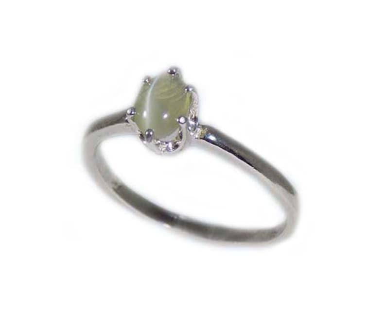 Green Cats Eye Ring, Ancient Persian Amulet, Chrysoberyl Cats Eye Gemstone, Vintage Gemstone, Evil Eye Protection Gem, Natural Gemstone, Sterling Silver Ring Size 7, Sharply Defined Feline Eye, Timeless Treasure Jewelry Gift.