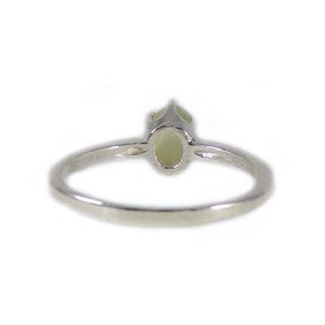 Green Cats Eye Ring, Ancient Persian Amulet, Chrysoberyl Cats Eye Gemstone, Vintage Gemstone, Evil Eye Protection Gem, Natural Gemstone, Sterling Silver Ring Size 7, Sharply Defined Feline Eye, Timeless Treasure Jewelry Gift.