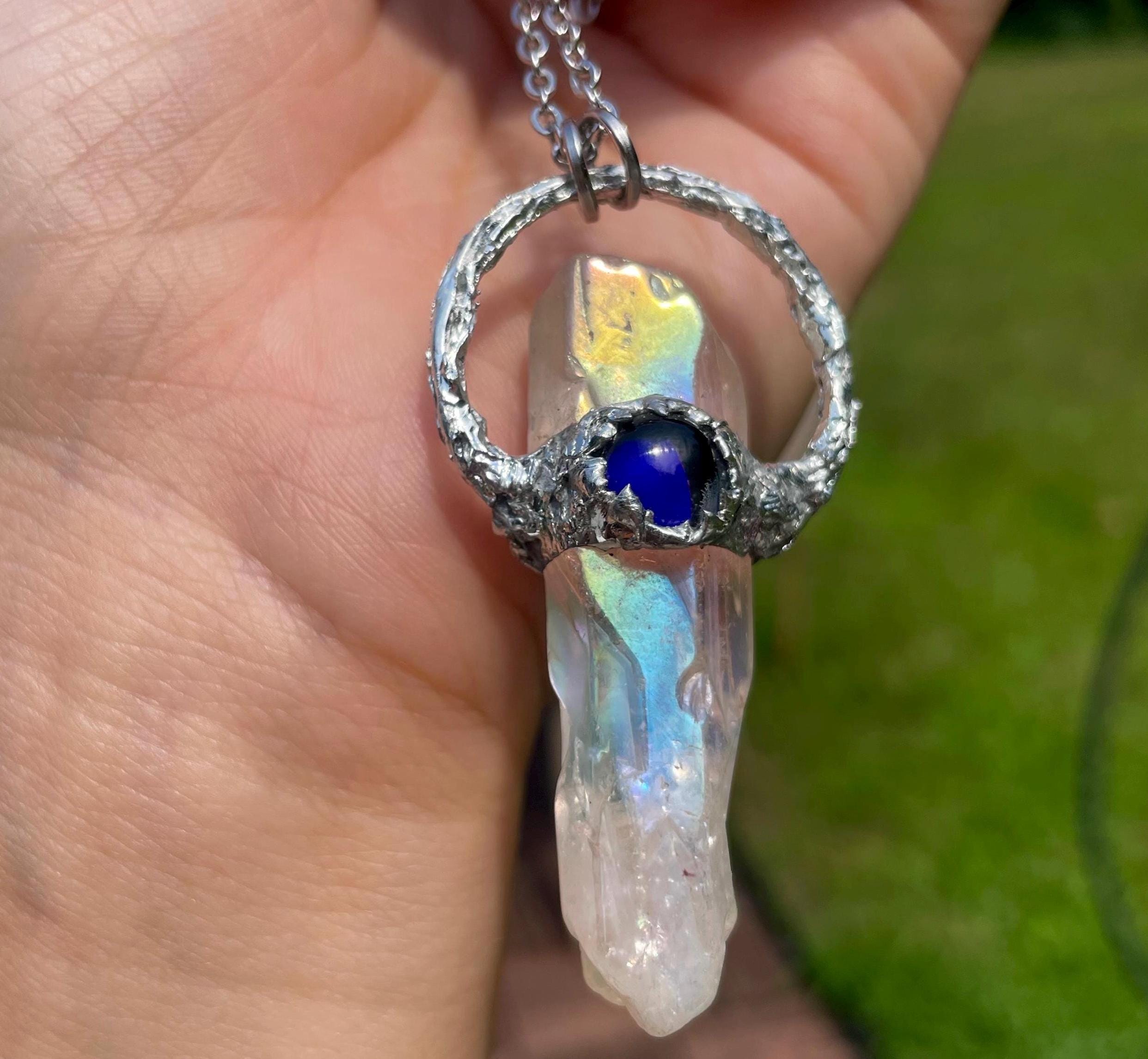 Collar colgante de hadas del bosque de cuarzo de aura arco iris con piedra de estado de animo que cambia de color collar soldado de textura organica joyeria del festival