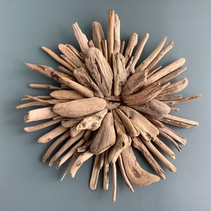 Decoración de pared con madera a la deriva - Flor - ¡Qué brillante puede ser la madera a la deriva! Esta flor no dice "Mírame". Dice "Quiero alegrarte el día".