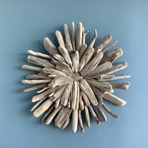 Arte de pared de madera flotante: flor: esta flor limpia, ordenada y radiante está lista para la ópera y esa elegante habitación que tienes.