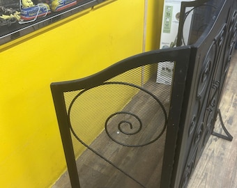 Parascintille a 3 pannelli in ferro battuto, protezione in metallo verniciato a polvere nera.