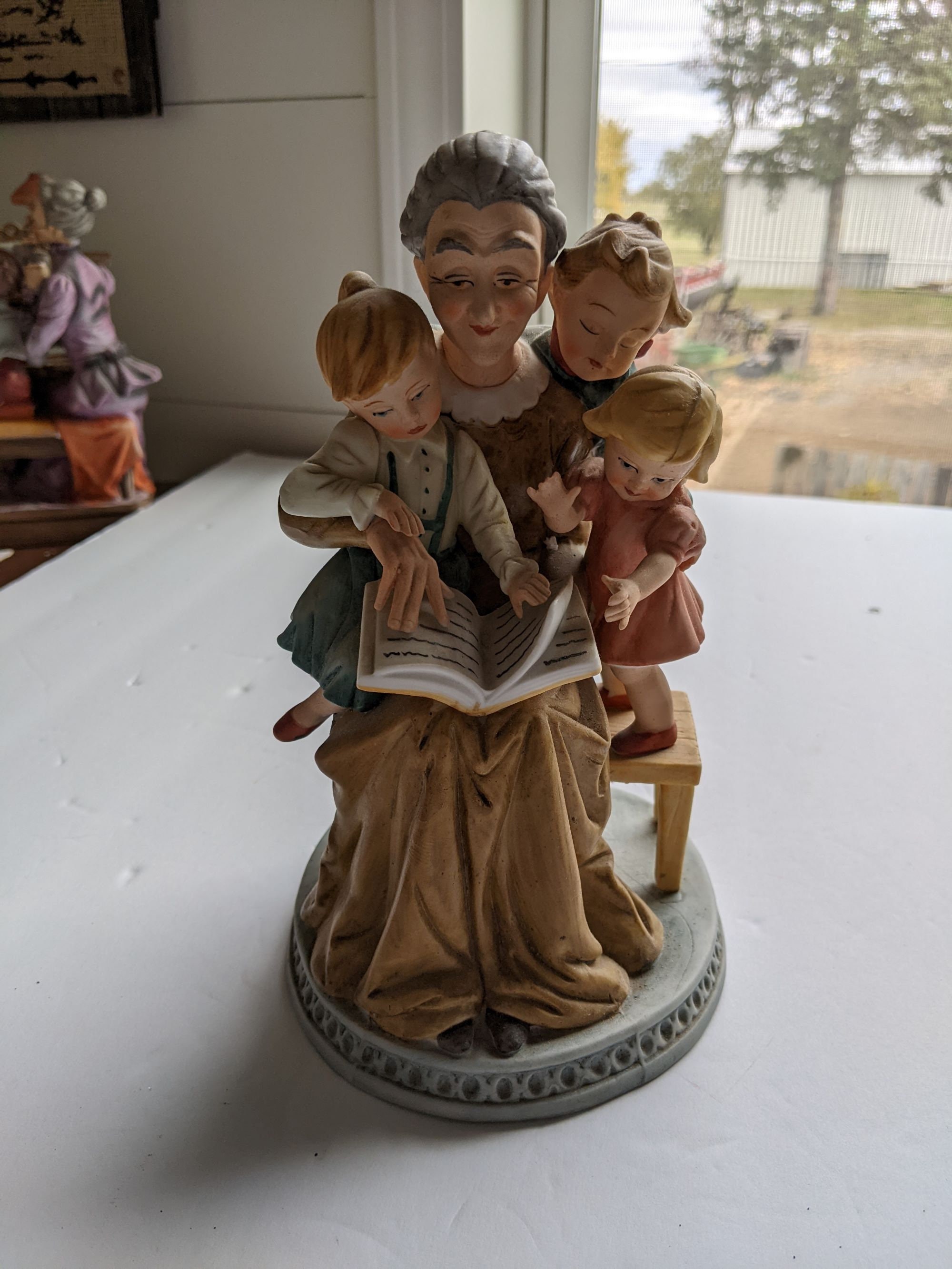 capodimonte Grandma Reading to Children（Capodimonte