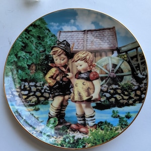 Collezione di piatti &quot;Little Companions&quot; di M.J. Hummel, &quot;Hello Down There&quot;, LY5207, Danbury Mint, 1992