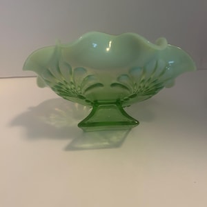 Cuenco con pedestal de vidrio opalescente verde vintage de Jefferson con volantes