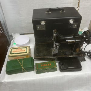 1955年製シンガー フェザーウェイト（ケースと付属品付き）