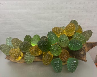 Vintage Lucite acryl groene en gele bessencluster op drijfhout