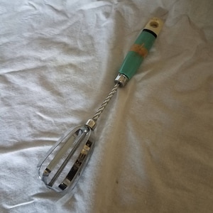 Chippy Tourquoise EKCO Hand Beater. Egg Beater Whisk Mixer. Wooden Handled Mixer beater whisk. Baking mixing too. Shabby Tourquoise Whisk