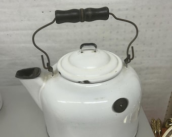 Vintage decoratieve witte emaille waterkoker met houten handvat, vintage boerderij