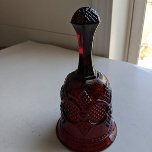 Cloche Cape Cod rouge rubis 6 1/2 po Avon état neuve