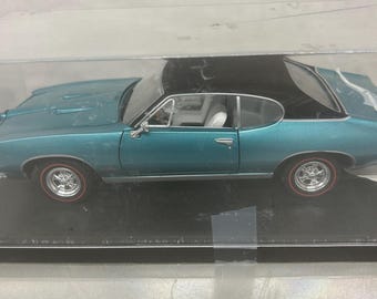 1:24 Johnny Lightning 1968 Pontiac GTO blauw met zwarte vinyl bovenkant schoon