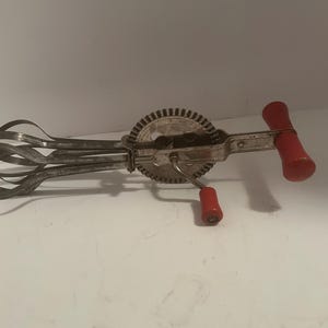 Vintage 1976 Ekco Hand Crank Egg High Speed Super Beater Whisk Red Paint Wood Handle Utensil Farmhouse 11.5&quot;