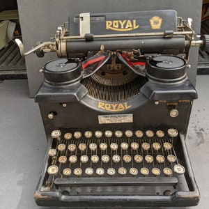 Vintage very rare 1920s royal typewriter/ beveled glass sides/ in good vintage condition