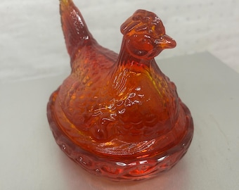 Amberina LE Smith HEN on NEST schaal - cadmium -6" L - vuurrood glas - jaren 70 snoepschaaltje -5 1/2" H -2 stuks - boerenland - tweedehands