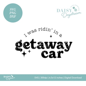 Può includere: Un design digitale scaricabile con il testo "I was ridin' in a getaway car" in un font retrò. Il design include accenti a stella ed è disponibile nei formati SVG, PNG e DXF. Il design misura 16,51 x 30,48 cm.
