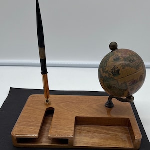 Portapenne e portadocumenti da tavolo girevole in stile antico, con base in legno, realizzato in Italia.