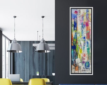 Op de afbeelding: Een kleurrijk abstract schilderij in een zwart frame hangt aan een donkergrijze muur boven een blauwe bank. Het schilderij bevat een verscheidenheid aan geometrische vormen en kleuren, waaronder blauw, groen, geel, oranje en roze. De bank bevindt zich in een moderne woonkamer met gele stoelen en een houten tafel.