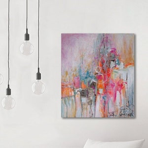 Op de afbeelding: Abstract schilderij met een mix van roze, oranje, blauwe en witte kleuren. Het schilderij bevat geometrische vormen en lijnen, wat een moderne en dynamische compositie cre&euml;ert.