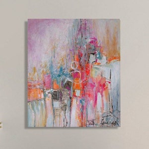 Op de afbeelding: Abstract schilderij met een mix van roze, blauwe, oranje en gele kleuren. Het schilderij heeft een textuur en is gemaakt in een moderne stijl.