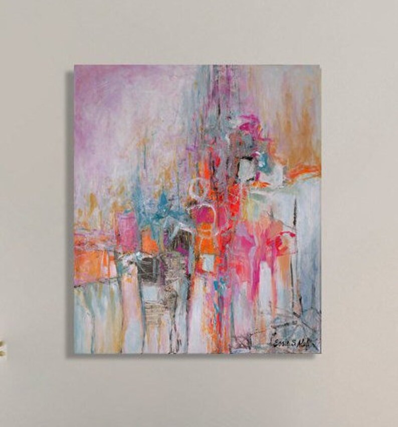 Op de afbeelding: Abstract schilderij met een mix van roze, blauwe, oranje en gele kleuren. Het schilderij heeft een textuur en is gemaakt in een moderne stijl.