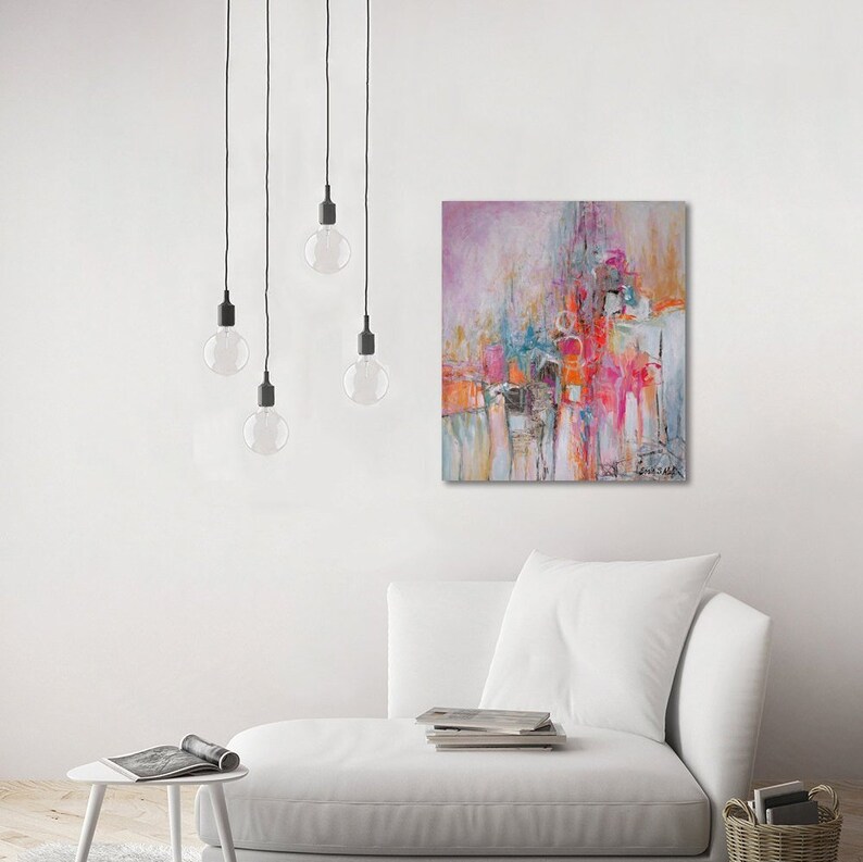 Op de afbeelding: Abstract schilderij met een mix van roze, oranje, blauwe en witte kleuren. Het schilderij bevat geometrische vormen en lijnen, wat een moderne en dynamische compositie cre&euml;ert.
