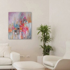 Op de afbeelding: Abstract schilderij met roze, oranje, blauwe en witte kleuren. Het schilderij is op canvas en heeft een textuur.