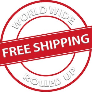 Op de afbeelding: Een rode en witte ronde stempel met de tekst "WORLD WIDE" en "ROLLED UP" rond de rand. Een rode banner met de tekst "FREE SHIPPING" is om de stempel gewikkeld.