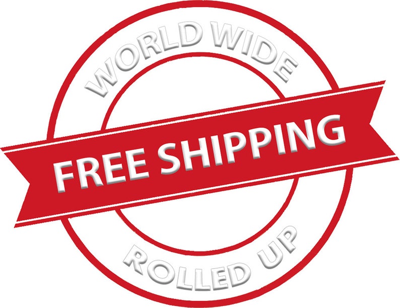 Op de afbeelding: Een rode en witte ronde stempel met de tekst "WORLD WIDE" en "ROLLED UP" rond de rand. Een rode banner met de tekst "FREE SHIPPING" is om de stempel gewikkeld.