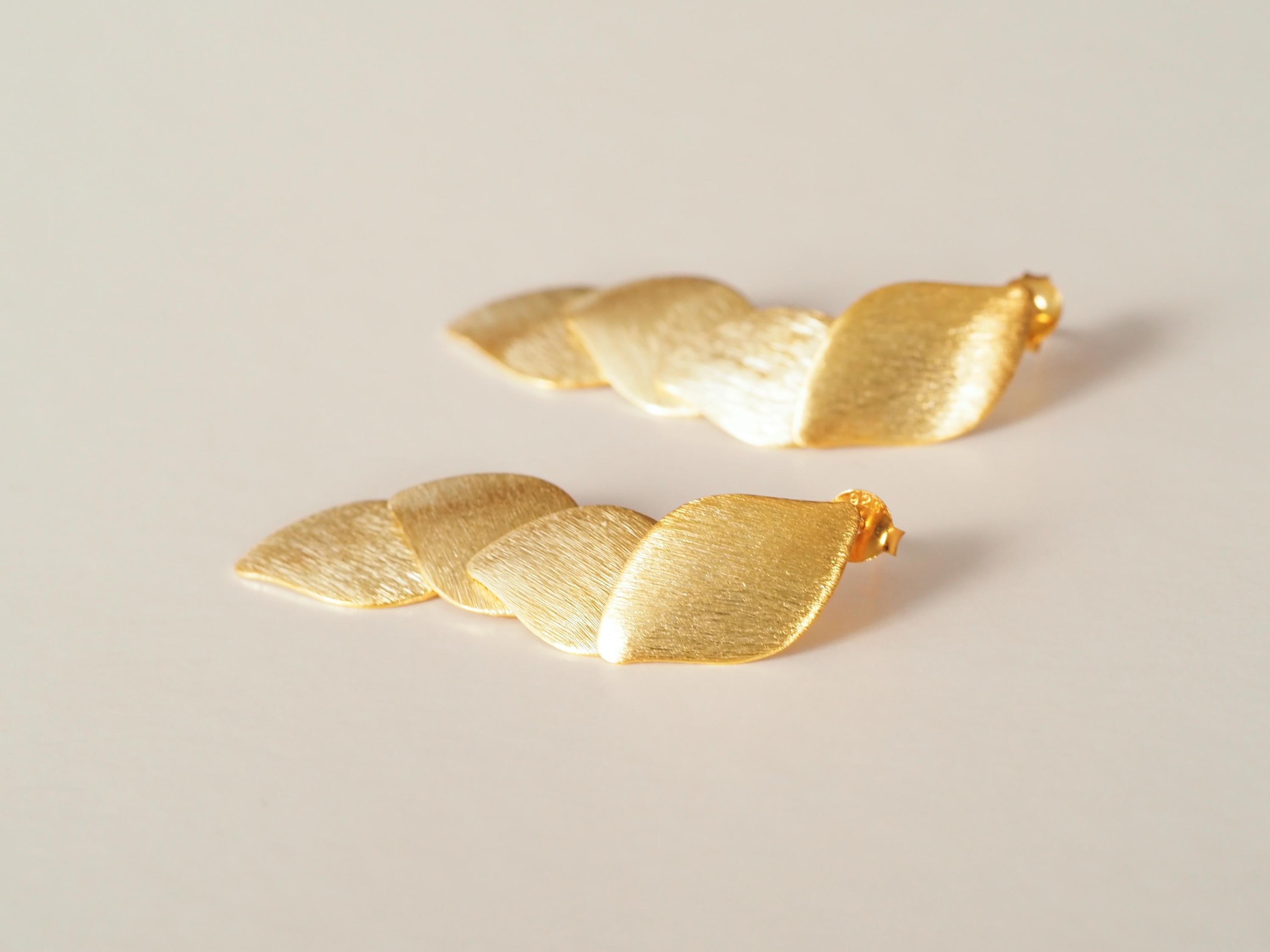 Delicati orecchini a foglia in argento sterling: piccoli gioielli minimalisti ispirati alla natura - Italia