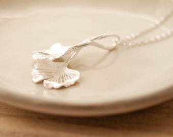 Collar con colgante de hoja de ginkgo en plata de ley 925