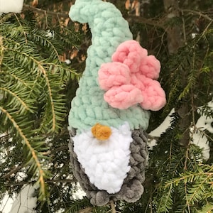 Gehäkelter Wichtel mit Blume