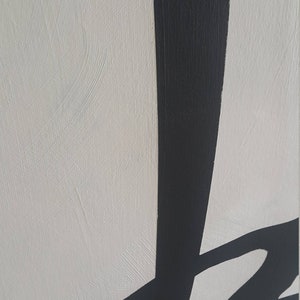 Puede incluir: Obra de arte abstracta sobre lienzo con un fondo texturizado blanco roto. Las pinceladas negras y audaces crean un contraste llamativo, formando una composici&oacute;n lineal din&aacute;mica. La obra evoca el minimalismo moderno.