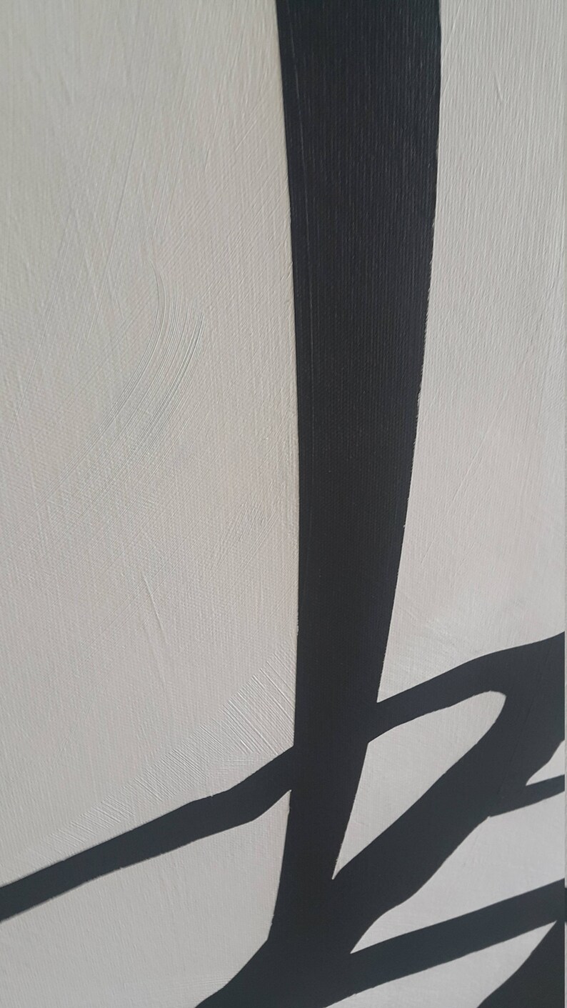 Puede incluir: Obra de arte abstracta sobre lienzo con un fondo texturizado blanco roto. Las pinceladas negras y audaces crean un contraste llamativo, formando una composici&oacute;n lineal din&aacute;mica. La obra evoca el minimalismo moderno.