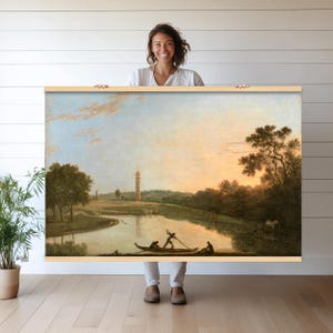 Op de afbeelding: Een schilderij dat een rivier scène afbeeldt met een pagode in de verte. De rivier slingert door een weelderig groen landschap met bomen en een klein bootje met mensen erin. De lucht is zachtblauw met wolken en de zon gaat in de verte onder.