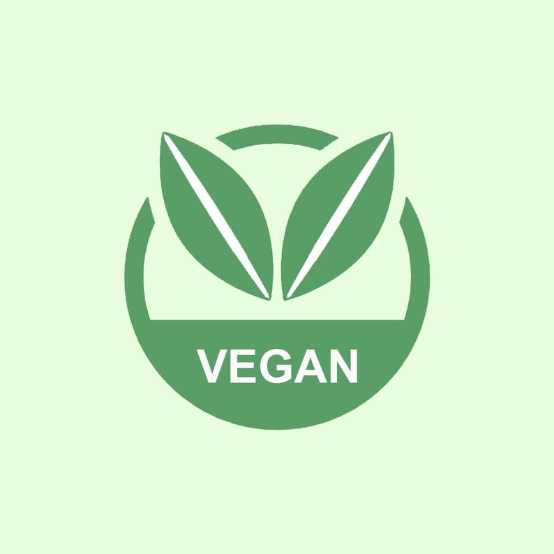 Op de afbeelding: Groen vegan logo met twee bladeren en het woord "VEGAN" in witte tekst.