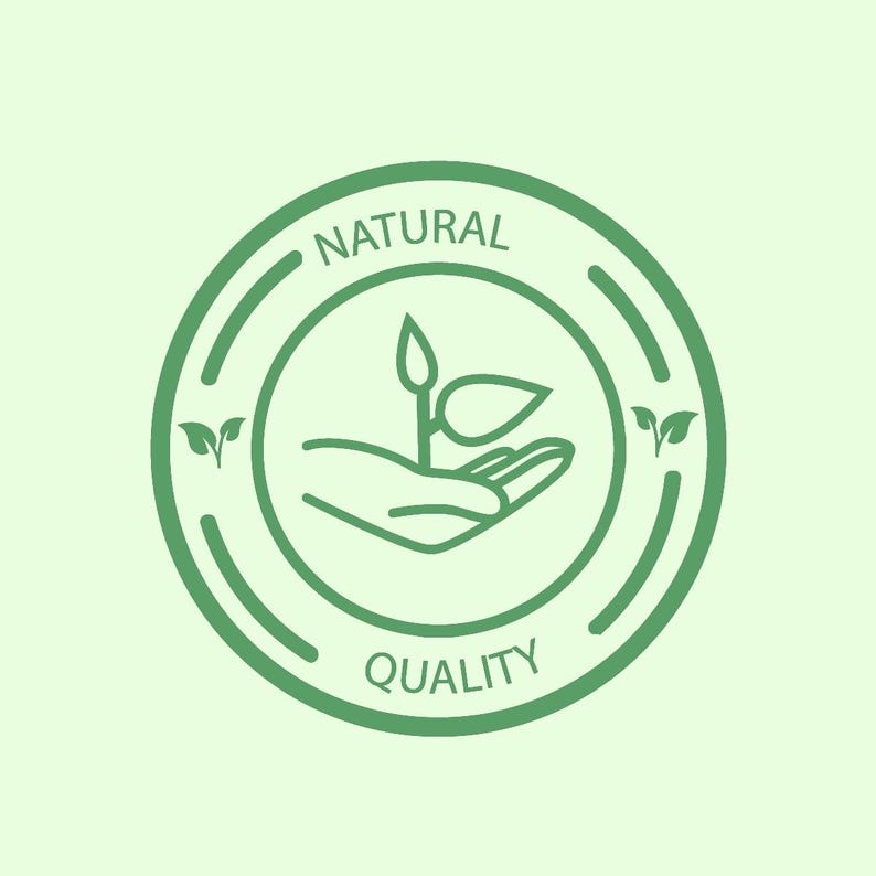 Op de afbeelding: Groen cirkelvormig logo met de woorden "NATUURLIJKE KWALITEIT" en een hand die een kleine plant met bladeren vasthoudt.