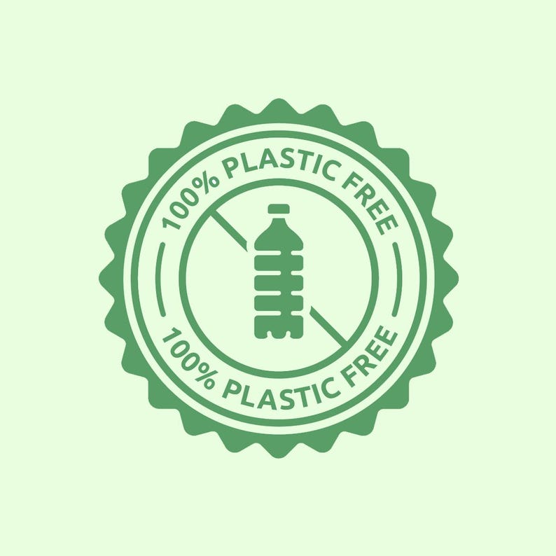 Op de afbeelding: Groene en witte ronde sticker met de tekst "100% PLASTIC FREE" en een doorgestreept beeld van een plastic waterfles.