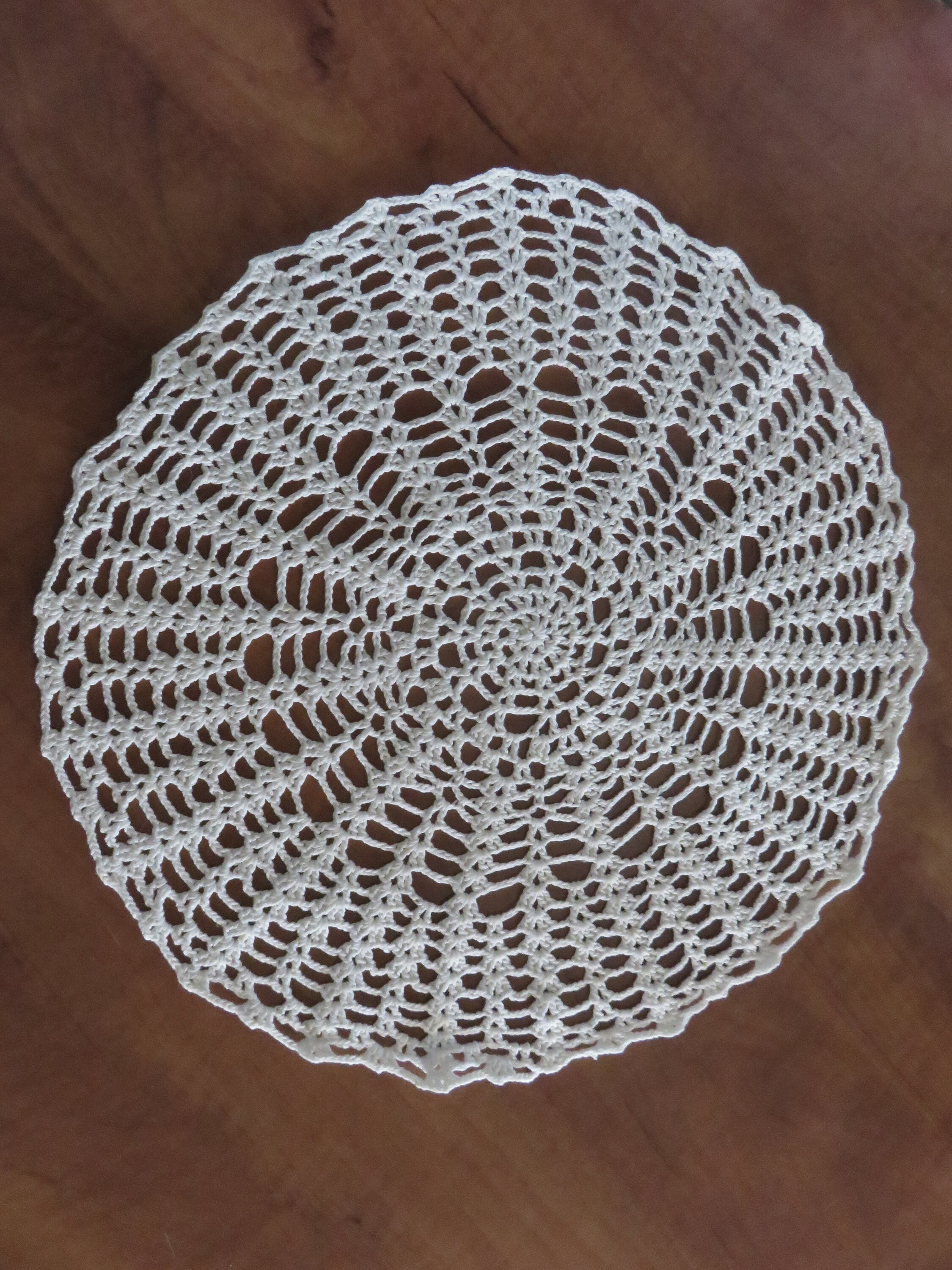 Ancien Napperon Rond Fait Main , Crochet , Couleur Blanche