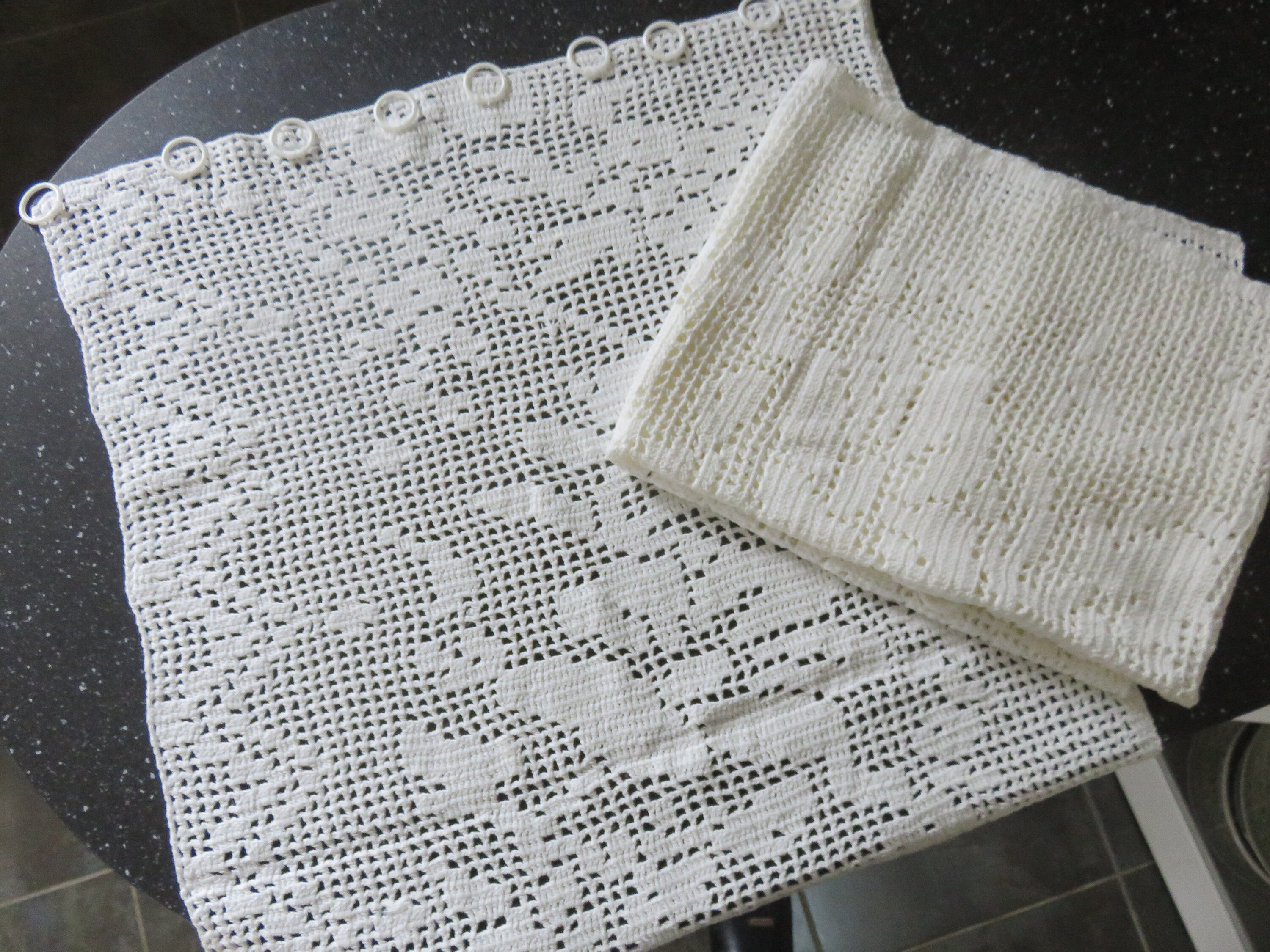 Anciens Rideaux Ecrus Crochetés Des Années 80 Aux Motifs Floraux, Fait Main