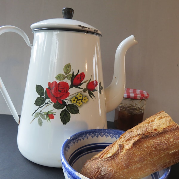 Belle Cafetière ancienne , Années 40' , Décor  Roses Rouges sur Fond Blanc , Bretagne , France