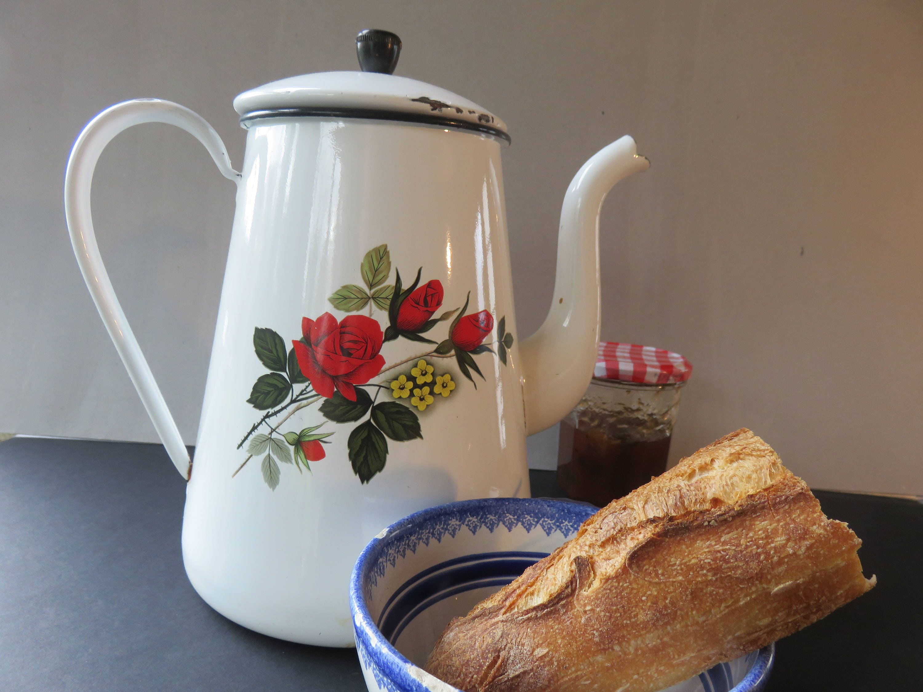 Belle Cafetière Ancienne , Années 40' Décor Roses Rouges sur Fond Blanc Bretagne France