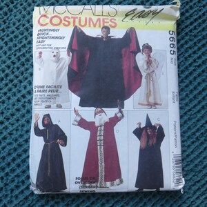 Op de afbeelding: McCall's Easy Costumes naaipatroon 5665 voor kinderen. Het patroon bevat vijf kostuums: een vampier, een engel, een heks, een monnik en een kerstman. Het patroon is gedrukt op wit papier met zwarte en rode tekst.