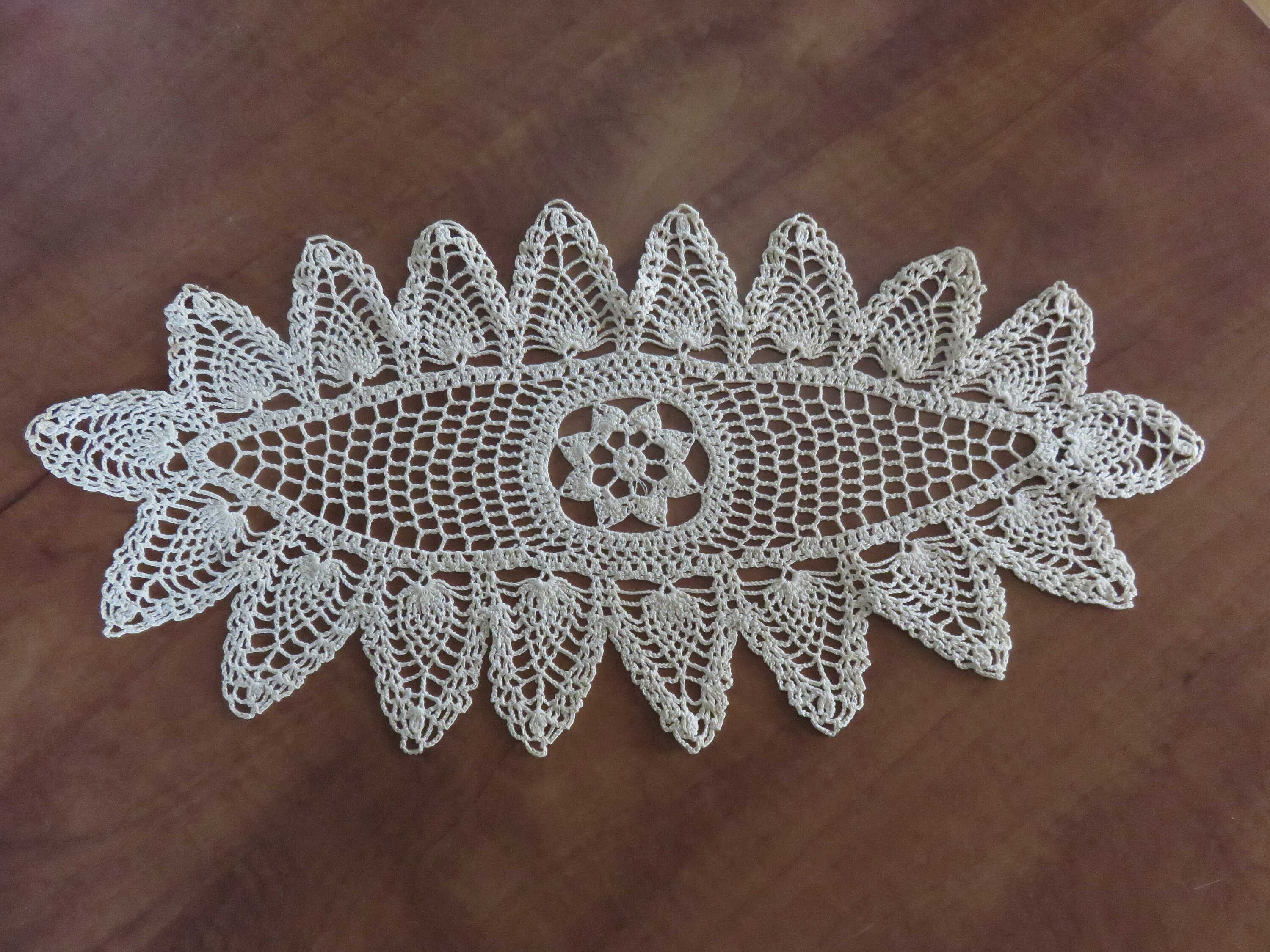 Ancien Napperon Ovale Fait Main, Au Crochet, Couleur Crème