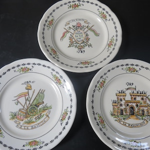 Set med tre lergodstallrikar, för tvåhundraårsjubileet 1789, England 1989