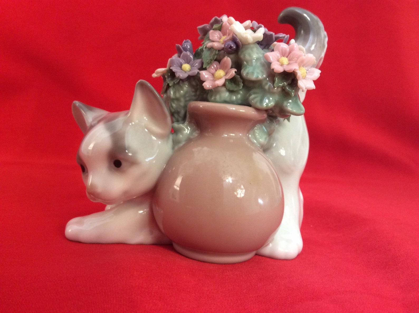 lladro cat with flowers