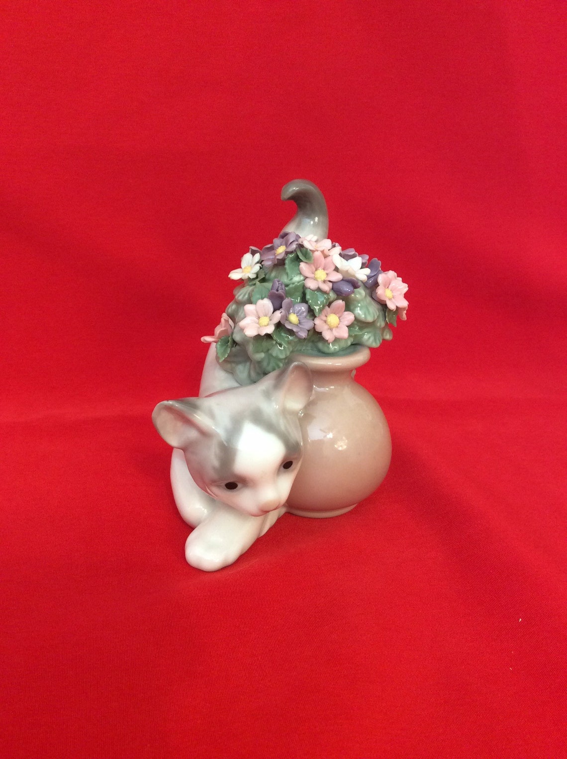 lladro cat with flowers