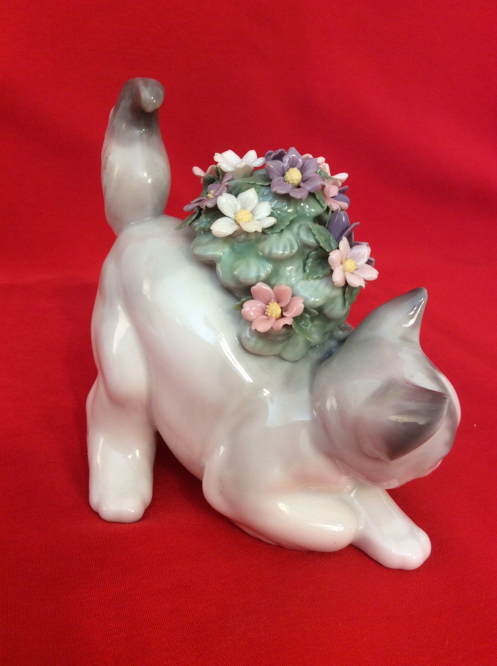 lladro cat with flowers