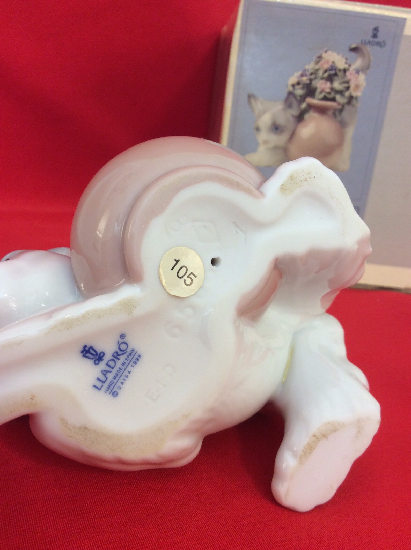 lladro cat with flowers