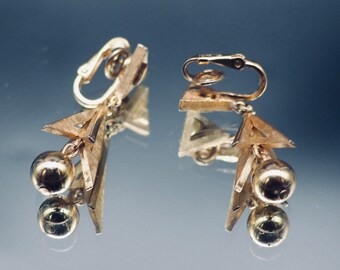 Boucle D'oreille Vintage Ancienne En Métal Doré - Signée Trifari