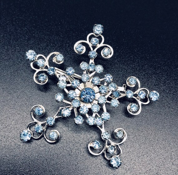 Broche Ancienne Avec Strass Bleu - Style Années 50, Vintage - Occasion En Bon état - Bijou Rétro Sans Marque